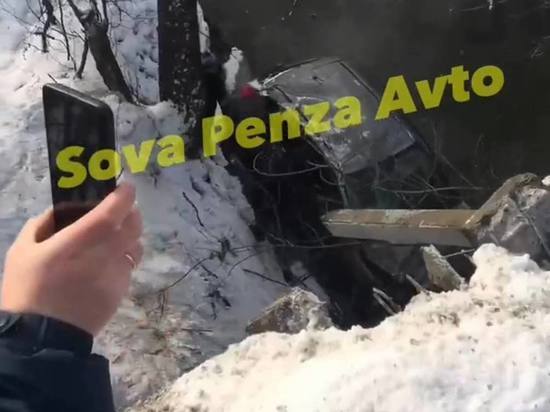 В Пензе авто слетело с моста через Пензятку