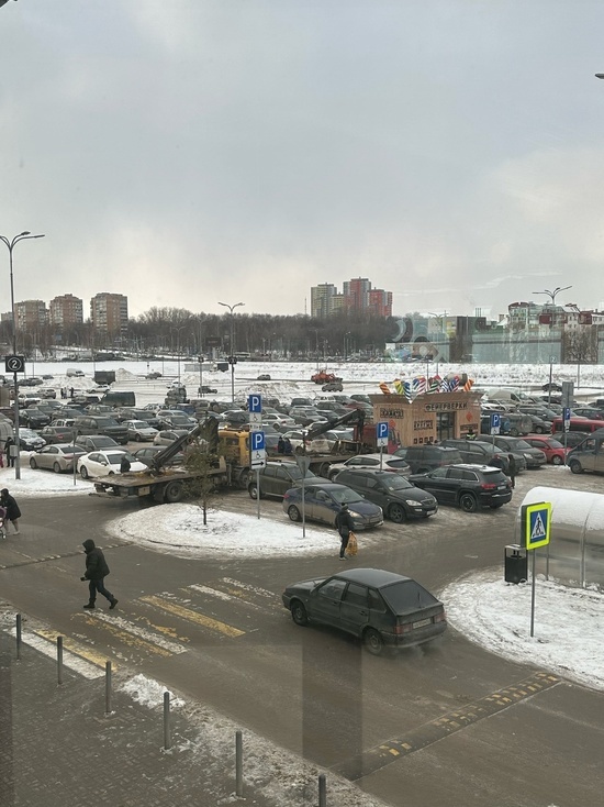Жители Рязани сообщили об эвакуации автомобилей с парковки ТЦ «Глобус»