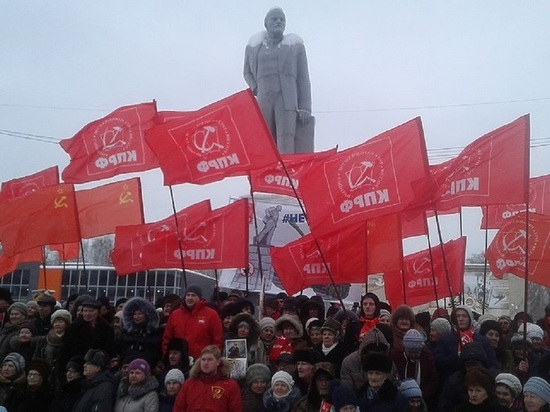 Свердловские коммунисты предлагают вывешивать Знамя Победы на зданиях органов госвласти