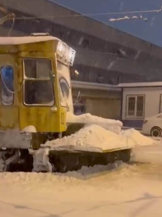 На улицы Владикавказа вышел трамвай-снегоочиститель