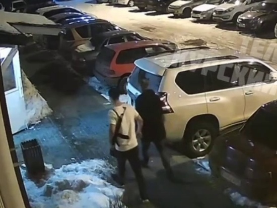 В Курске полиция разыскивает парня в футболке, разгуливавшего по спальному району с вещью, похожей на автомат Калашникова