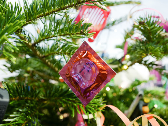 Российский депутат с презервативом в руке вызвал коллегу в цирк на дуэль