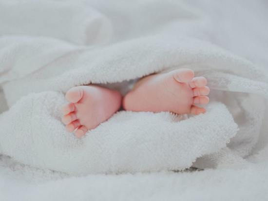 Застрявший в матери младенец из Красноярского края умер от пневмонии