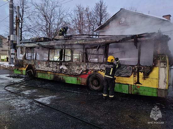 Сгоревший в Ярославле троллейбус признали не пригодным к ремонту