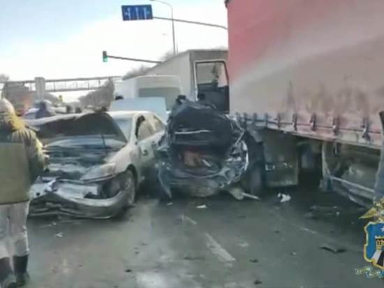 В массовом ДТП с фурой в Минводах пострадали 9 человек