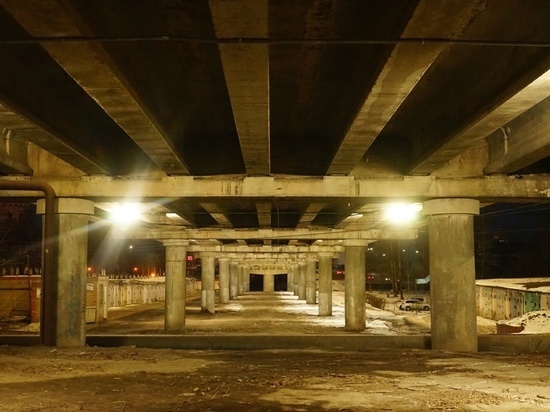 К освещению пространства под Тургеневским мостом в Орле подключили промышленных альпинистов