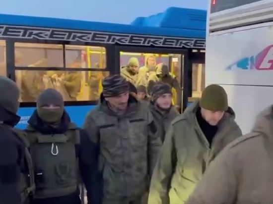 Обмен военнопленными между Россией и Украиной попал на видео