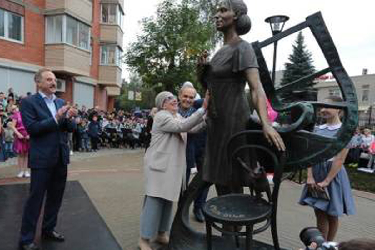 Sculptor Rozhnikov for the first time showed a model of the monument to Inna Churikova at the Novodevichy cemetery