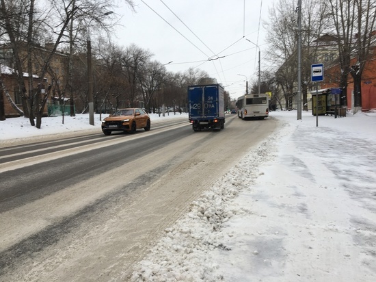 Должны водители автобусов в Красноярске открывать все двери зимой? Узнали в дептранспорте