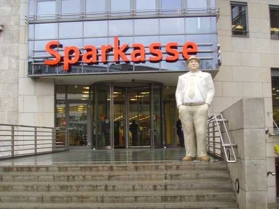 Германия: Sparkasse расторгает тысячи договоров с клиентами