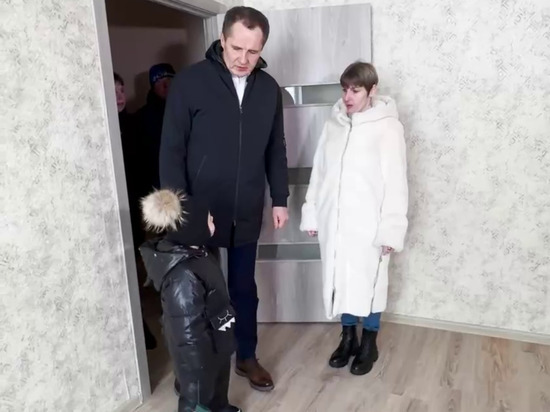 Вячеслав Гладков и жители Журавлевки осмотрели новое жилья для заселения