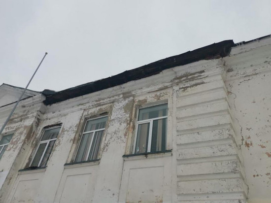 Прокуратура начала проверку по факту обрушения части крыши в рассказовской школе