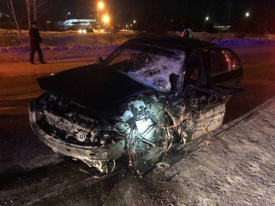 В Ноябрьске иномарка вылетела на встречку и протаранила автобус