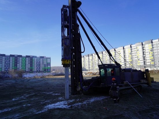 Брянский губернатор оставил автограф на первой свае будущей школы №73