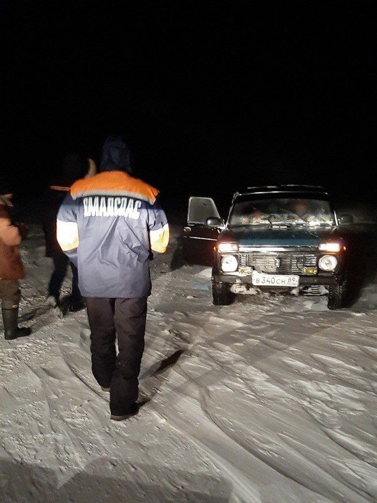 Спасатели Ямала вызволили из снежного плена застрявших на «Ниве» людей