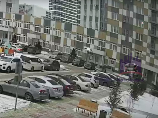 В Красноярске на Взлётке из окна многоэтажки выпала 49-летняя женщина