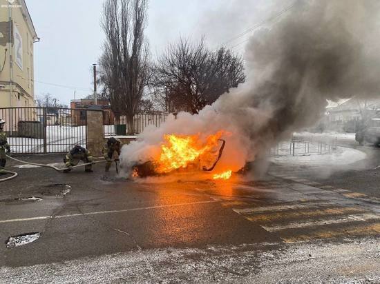 В Кропоткине загорелся движущийся по дороге автомобиль