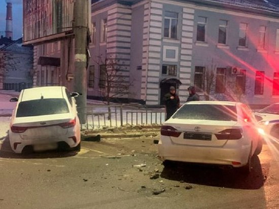 Две автоледи не поделили в Воронеже дорогу и попали в больницу