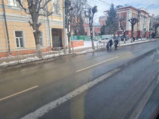 На улице Ленина в центре Рязани перекрыли тротуар