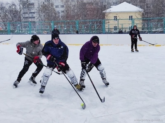 Пензенские школьники выяснили, кто лучше играет в хоккей