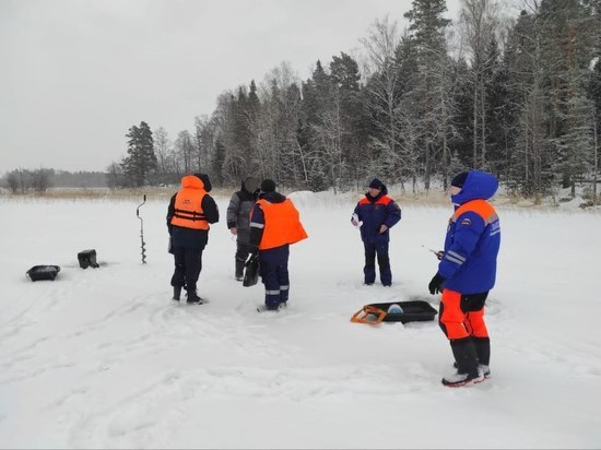 Спасатели выискивали рыбаков-экстремалов на замерзших водоемах Ленобласти