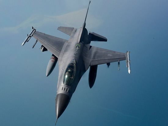 Politico: конгрессмены попросили Байдена передать Украине истребители F-16