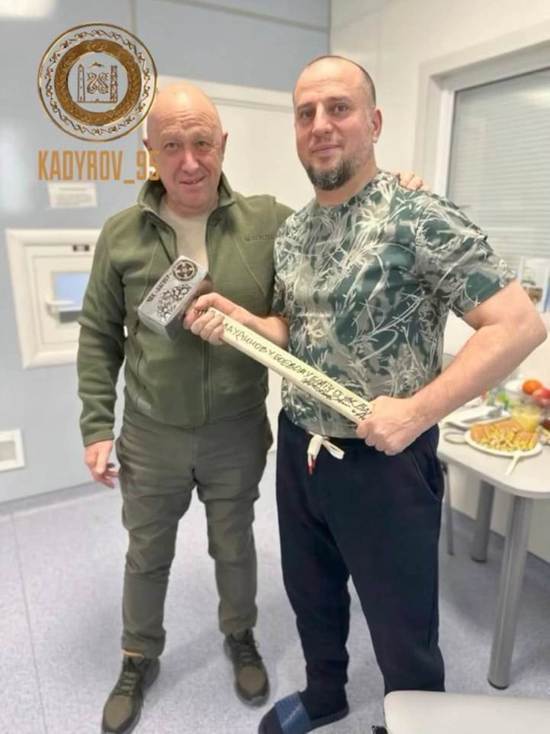 Помощник главы Чечни получил в подарок кувалду от основателя ЧВК «Вагнер»