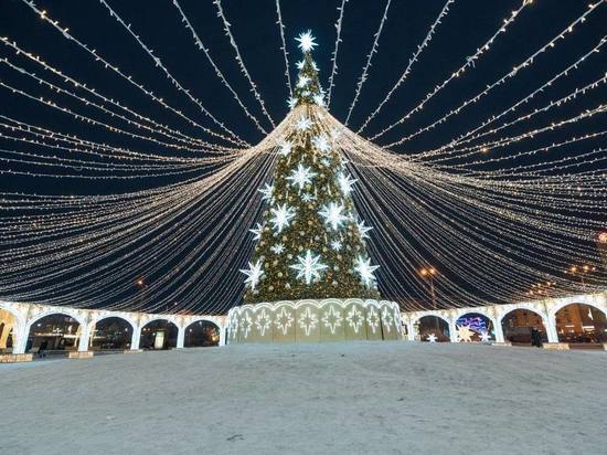 Главную елку Мурманска демонтируют после празднования Масленицы
