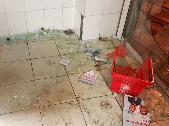 Нетрезвый агрессор разбил окна и выломал двери в магазине на улице Дудко и раскидал там все товары