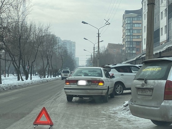Госавтоинспекция Абакана рассказала о необычном ДТП на проспекте Ленина