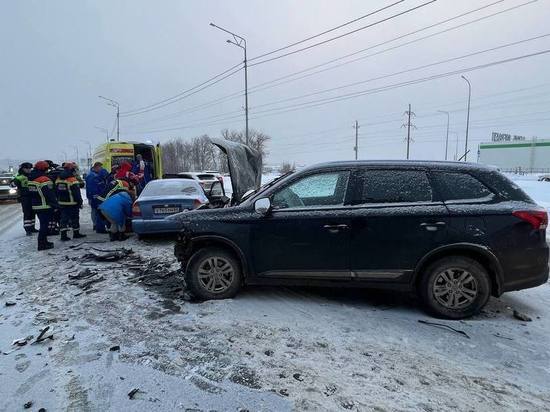 В Саратове спасателям пришлось доставать женщину из смятой в ДТП иномарки