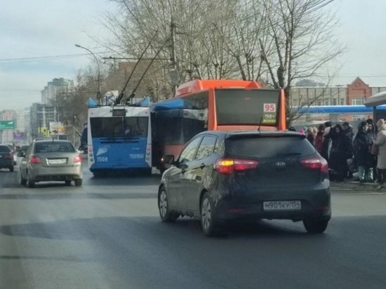 В Новосибирске на улице Фрунзе новый троллейбус попал в ДТП