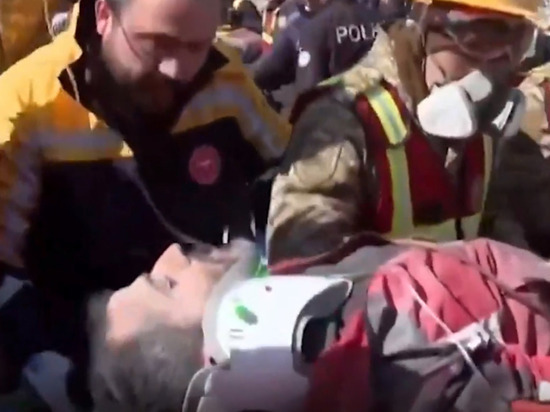 В Турции спасли трех человек спустя почти 300 часов после землетрясения