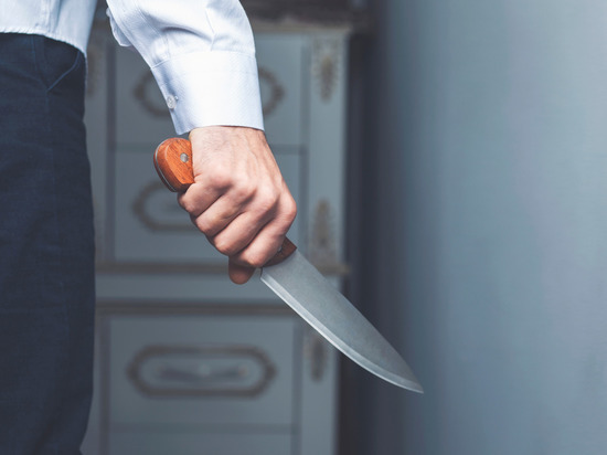 Мужчина из Выборгского района смог позвонить в полицию во время нападения с ножом