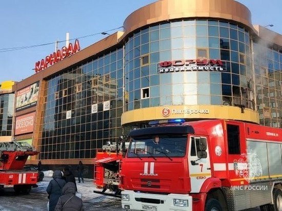 Из челябинского торгового комплекса во время пожара эвакуировались 200 человек
