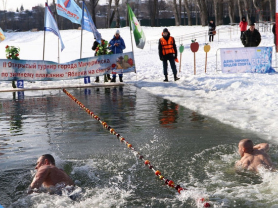 В Мичуринске состоялся турнир по зимнему плаванию «Яблоки на снегу»
