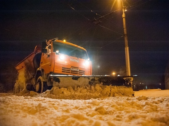 В Волгограде для уборки снега на дороги вышли 70 спецмашин