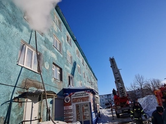На Камчатке огнеборцы спасли из задымлённого здания более 40 человек