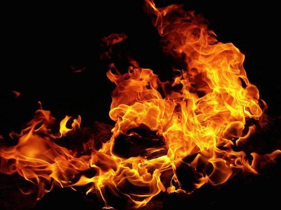 Шесть человек тушили баню, загоревшуюся в Пскове