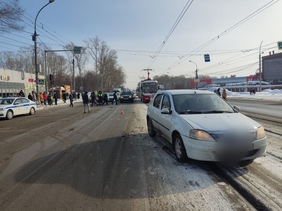 Переходивший дорогу ребенок попал под Renault Logan в Новосибирске