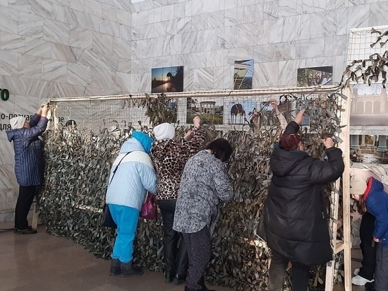 В Кисловодске туристы плетут маскировочные сети для фронта