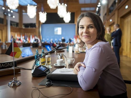 СМИ: Бербок хочет выдвинуть кандидатуру на пост канцлера ФРГ