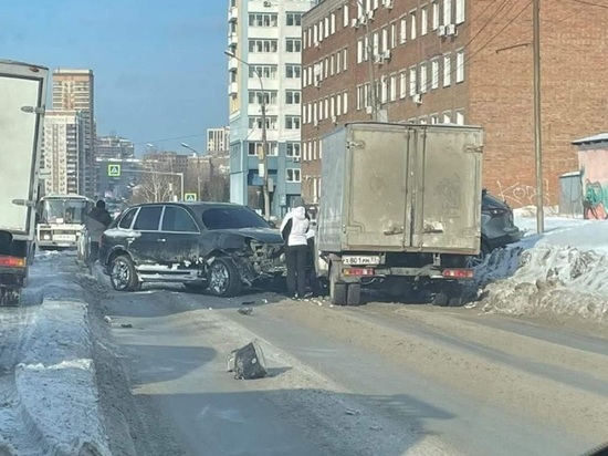 Устроивший массовое ДТП Porsche разыскивают в Новосибирске