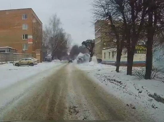 На улице Лермонтова в Рязани кроссовер врезался в сугроб