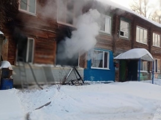 Двух взрослых и двоих детей спасли из горящего барака в Сарапуле