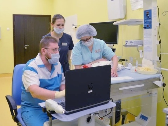 Врачи перинатального центра Архангельска применяют новую методику лечения заболевания глаз у недоношенных