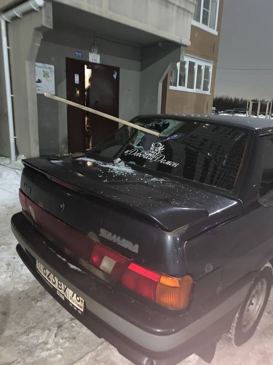В Ярославле припаркованный автомобиль пострадал от швабры и грабель