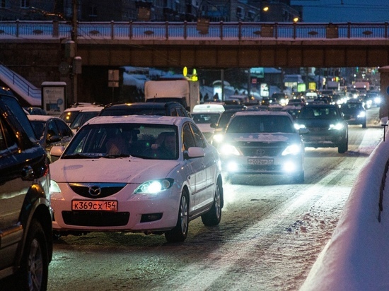 В Омске Ленинградский мост в понедельник встал в плотной пробке