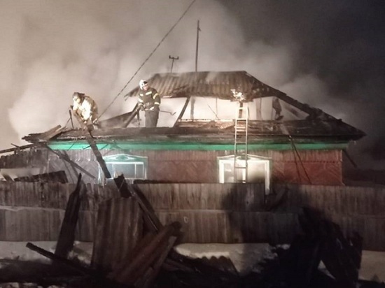Два десятка спасателей тушили полыхавший дом  в Рубцовске