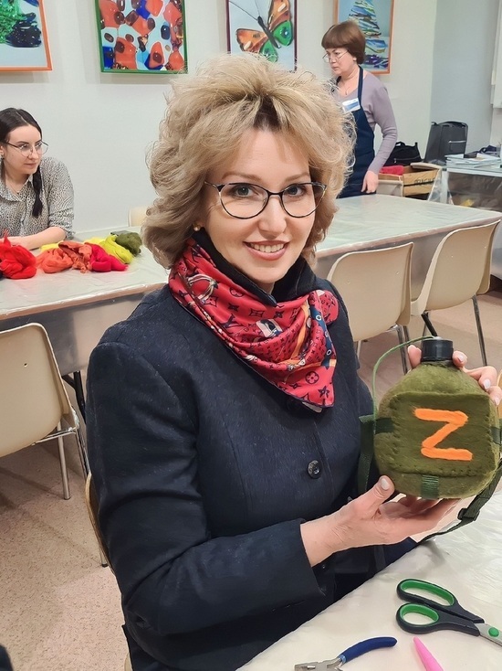 Буква Z и слово «папа»: в Ноябрьске дети мобилизованных сделали для отцов именные чехлы для фляжек
